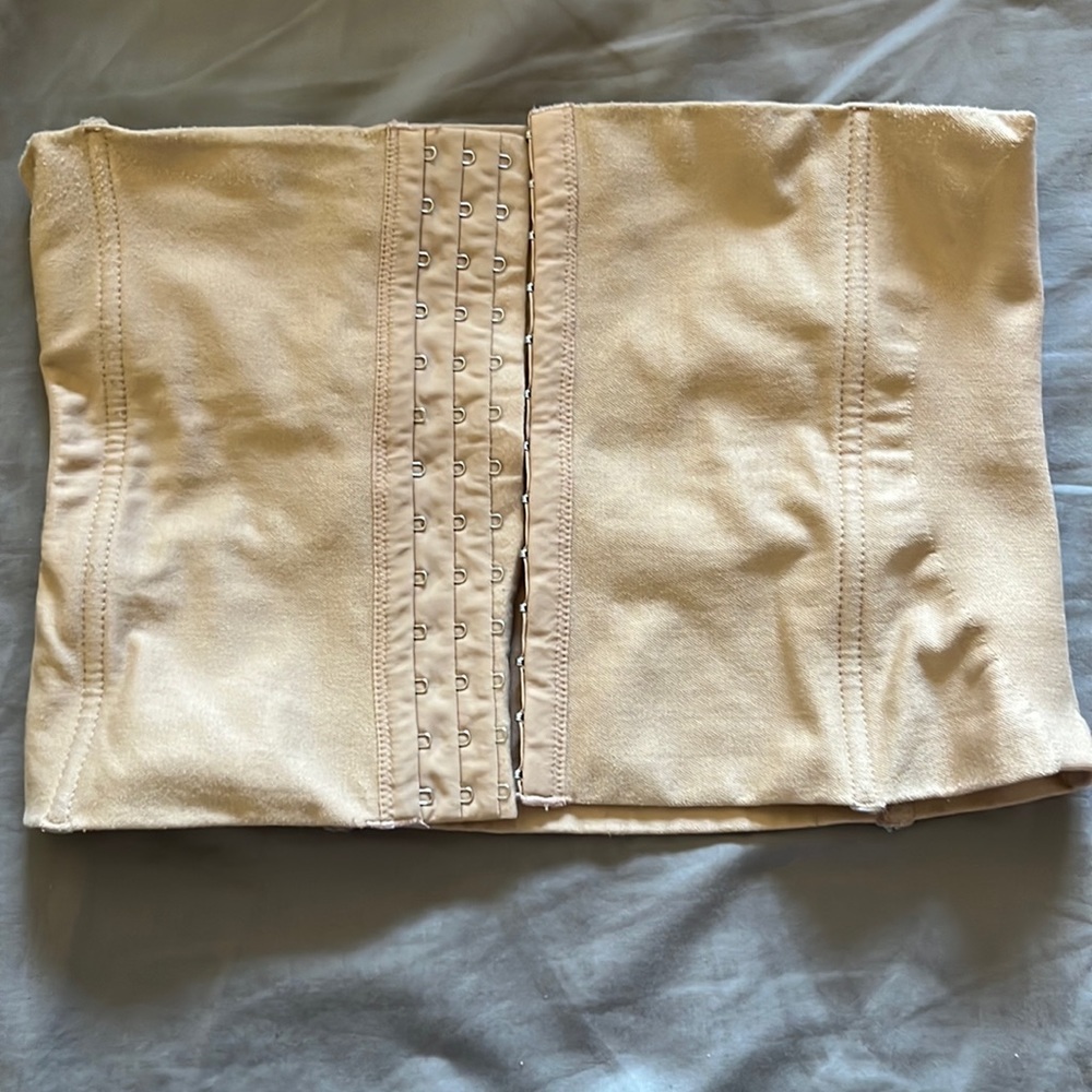 Kathy Ireland Intimates corset size medium GUC